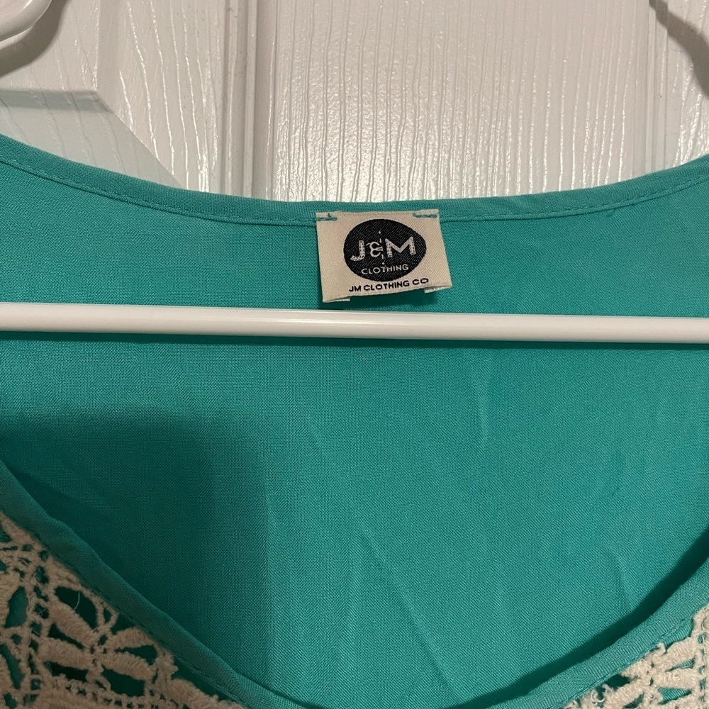 J&M Flutter Sleeve Tunic in Green with Ruffled Sleeve and Lace Embellishments - Picture 5 of 6